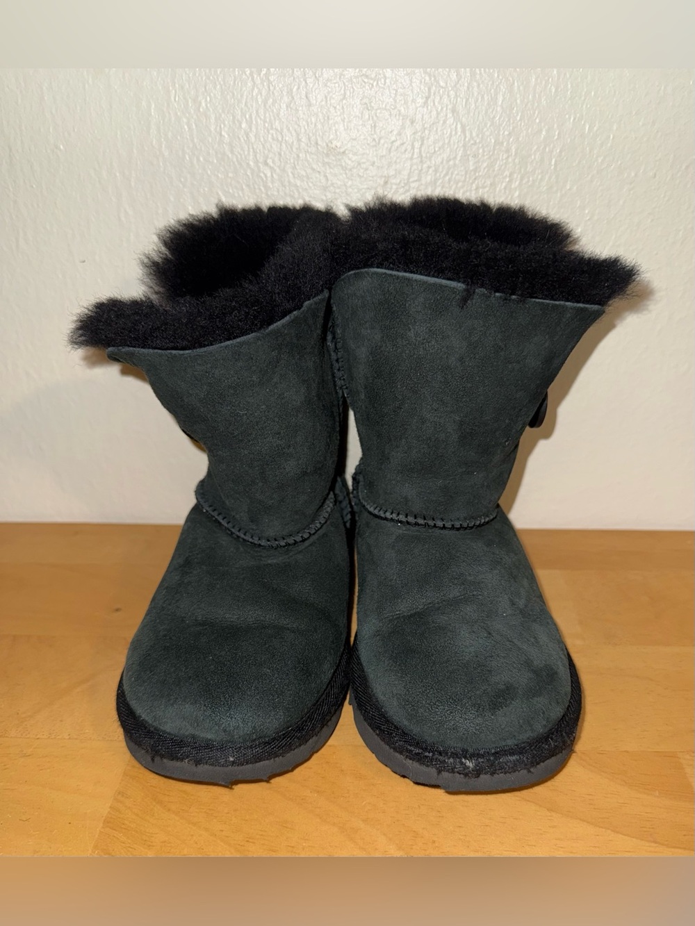 UGG Kids Bailey Button II Boots Black Sheepskin Size 12 1017400T No Insoles